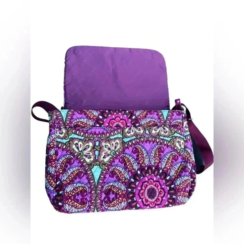Vera Bradley essential messenger bag resort medallion